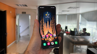 O Galaxy Z Flip 5, novo dobrável da Samsung, tem uma tela Dynamic AMOLED que dobra, composto por dois painéis individuais