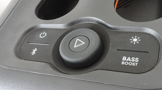 Botões de controle da caixa de som Bluetooth JBL PartyBox Encore Essential. Fonte: Vitor Valeri
