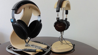 Suporte para headphones Studio-Pro (esquerda) e R180 (direita) da Rummo180. Fonte: Vitor Valeri