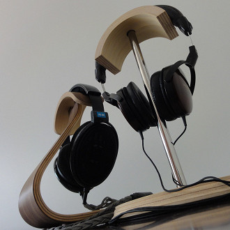 Suporte para headphones Studio-Pro (esquerda) e R180 (direita) da Rummo180. Fonte: Vitor Valeri