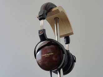 Suporte para headphones R180 da Rummo180 com o headphone Audio Technica ATH-ESW9. Fonte: Vitor Valeri