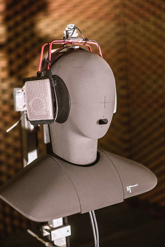 Headphone AKG K1000 sendo medido através do sistema HEAD acoustics HMS II.3 em uma câmara anecóica. Fonte: researchgate