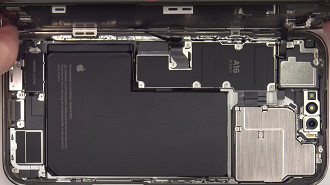 Celular iPhone 14 Pro Max sendo desmontado. Fonte: PBKreviews