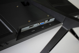 Uma entrada HDMI, VGA e energia.