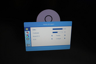 O mesmo menu de configuração que temos em diversos monitores - é básico, mas funciona!