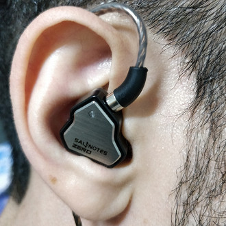 Benefícios que os chineses estão trazendo ao mercado de fones de ouvido. Na foto um fone de ouvido in-ear 7Hz Salnotes Zero. Fonte: Vitor Valeri
