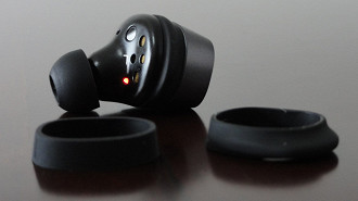 Ear fins (ou ear hooks) do Sennheiser Momentum True Wireless 3. Fonte: Vitor Valeri