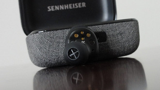 Ear tip com espuma no Sennheiser Momentum True Wireless 3 e ear fin (ou ear hook) encaixada. Fonte: Vitor Valeri