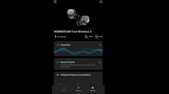 Indicativo de nível de bateria do fone e da case separadamente para o Momentum True Wireless 3. Fonte: Vitor Valeri