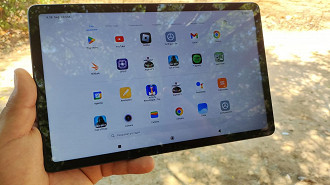 O sistema Android 12L é bem mais limpo no caso desse tablet