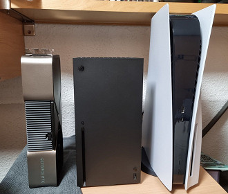 Comparação de tamanho entre uma RTX 4090, um XBOX Series X e um Playstation 5. Fonte: Twitter @Lordacris