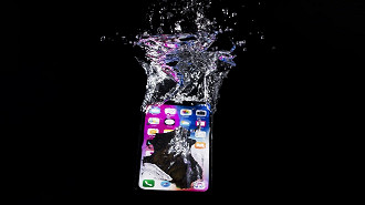 O iPhone 14 também é resistente à água e poeira. Créditos: Divulgação/Canva