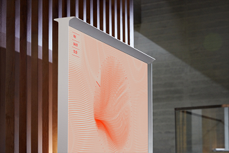 A tela 4K da TV The Serif 2022 oferece uma experiência artística dentro da sua sala de estar graças aos painéis decorativos do Modo Ambiente A tela 4K da TV The Serif 2022 oferece uma experiência artística dentro da sua sala de estar graças aos painéis decorativos do Modo Ambiente