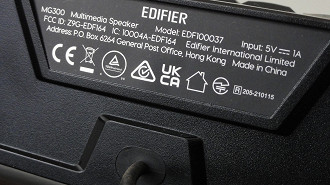 Traseira da caixa de som gamer Bluetooth Edifier MG300 com o cabo USB soldado. Fonte: Vitor Valeri