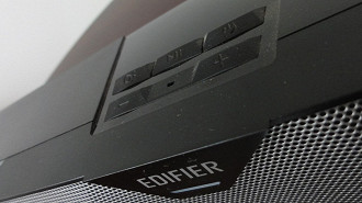 Controles da caixa de som gamer Bluetooth Edifier MG300. Fonte: Vitor Valeri
