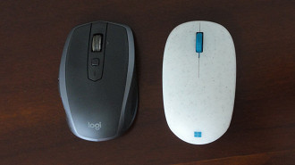 Mouse Logitech MX Anywhere MX 2S (esquerda) e mouse sem fio Bluetooth Microsoft Ocean Plastic (direita). Fonte: Vitor Valeri