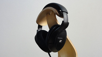 Os melhores headphones over-ear baratos até R$ 700. Headphone Sennheiser HD560S na foto. Fonte: Vitor Valeri