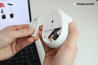 Pilha e slot para transporte do dongle USB ficam dentro de uma portinha magnética