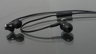 Fone de ouvido in-ear Audio Technica ATH0CK350iS que conta com um microfone embutido no cabo. Fonte: Vitor Valeri