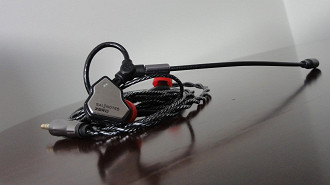 Cabo com microfone para fones in-ear Pirole. Fonte: Vitor Valeri