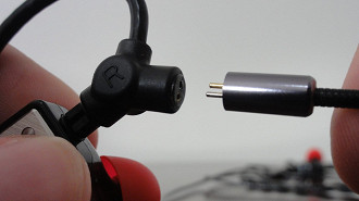 Conexão 2-pin utilizada para conectar o microfone ao cabo da Pirole. Fonte: Vitor Valeri