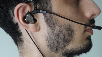 Fone de ouvido in-ear 7Hz Salnotes Zero com cabo com microfone boom para fones in-ear Pirole. Fonte: Vitor Valeri