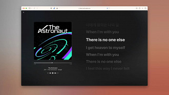 Captura de tela do recurso de letras sendo exibidas em tempo real à medida que a música é reproduzida no Apple Music acessado pelo navegador. Fonte: Apple