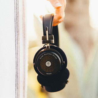 Headphone Bluetooth aberto (open-back) Grado GW100X. Fonte: Grado