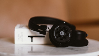 Headphone Bluetooth aberto (open-back) Grado GW100X. Fonte: Grado