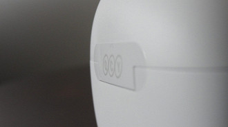Símbolo da marca na case do fone de ouvido earbud sem fio Bluetooth TWS QCY T20 (AilyPods). Fonte: Vitor Valeri