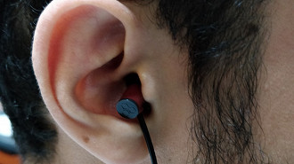 Passar o cabo do fone de ouvido in-ear por cima ou por baixo. Na foto fone de ouvido in-ear Final Audio E1000. Fonte: Vitor Valeri