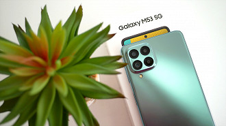 O Galaxy M53 5G é simples e muito bonito. Ele tem a tampa traseira reflexiva