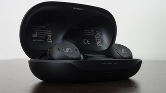 Fone de Ouvido in-ear TWS Sennheiser TV Clear Set em sua case de carregamento. Fonte: Vitor Valeri