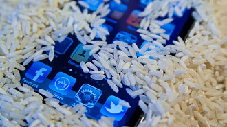 Colocar o celular no arroz por um dia ou mais pode ajudar e muito a salvar seu celular.