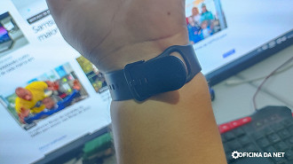 Quem tem o pulso mais largo, acaba tendo que deixar o final da pulseira meio solto