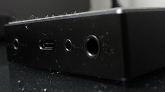 DAP (Digital Audio player) FiiO M11S e suas saídas balanceadas (4,4mm e 2,5mm) à frente e saída single-ended (3,5mm) ao fundo. Fonte: Vitor Valeri