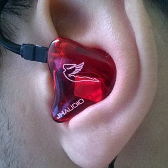 Exemplo de fone de ouvido in-ear custom (CIEM) da JH Audio. Fonte: Vitor Valeri Exemplo de fone de ouvido in-ear custom (CIEM) da JH Audio. Fonte: Vitor Valeri