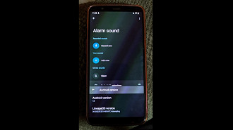 Smartphone com sistema operacional LineageOS rodando o app Google Clock (Relógio) com o novo recurso de gravação de toques.