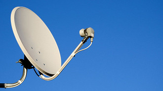 A TV via satélite alcança distâncias maiores em comparação com a TV cabo