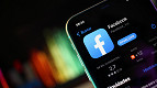 Facebook é acusado de drenar bateria do celular de propósito