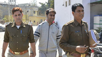 O CEO da Ringing Bells, Mohit Gale, sendo preso por autoridades indianas. Fonte: hindustantimes