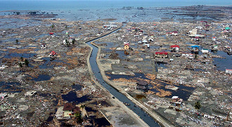 Visão aérea da destruição na costa de Banda Aceh, na Indonésia. Fonte: History