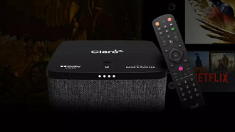 Claro TV+ Soundbox possui controle remoto com suporte a comandos de voz e alto falantes integrados (Crédito: Claro/Reprodução)