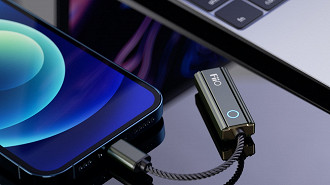 DAC/amp USB portátil, também conhecido como dongle, FiiO KA1. Fonte: FiiO