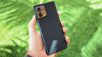 Esse é o Motorola Edge 30 Fusion, um dos contemplados para receber o Android 14 (Crédito: Oficina da Net)