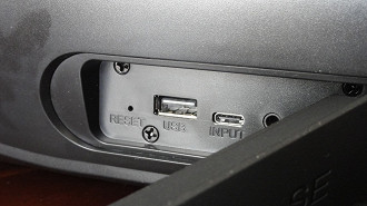 Proteção das conexões feita por uma placa de borracha na traseira da caixa de som Bluetooth Tronsmart Bang SE. Fonte: Vitor Valeri