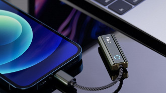 O que acontece se conectar um adaptador USB para fones de ouvido (DAC/amp USB portátil) ao celular. Fonte: FiiO