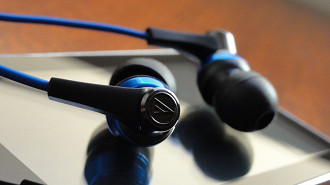 Os fones de ouvido cabeados em conjunto com um dongle (DAC/amp USB portátil) é a opção que entregará a maior qualidade de som gastando menos. Fonte: Vitor Valeri