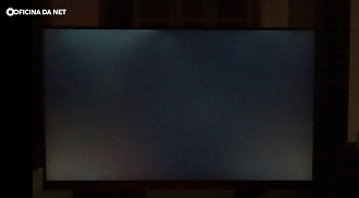Vazamento de luz: uma imagem 100% preta sendo transmitida num monitor IPS.