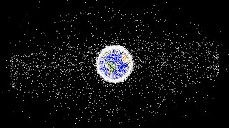 Respos de um satélite de comunicações (lixo espacial) aparecem no céu do norte da Califórnia. Fonte: NASA